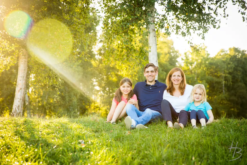 Familie sitzend in der Natur